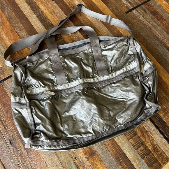 Lesportsac Handbags - LeSportsac Vintage Duffle Nylon Lightweight Weekender Overnight Travel Bag
